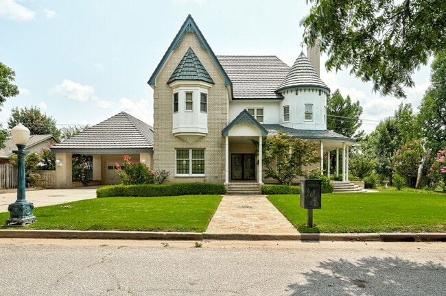 Building Photo - ONE OF A KIND 4 bed, 3 bath Victorian Cust...