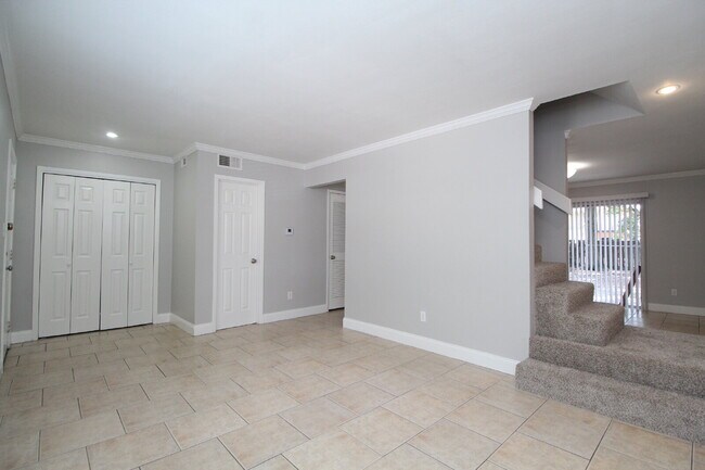 Foto del edificio - Updated Northeast Pensacola 3BR End-Unit Townhome Near UWF & Cordova Mall with Fresh Paint, New C...