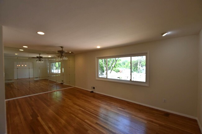 Foto del edificio - 4015 Heathfield Rd