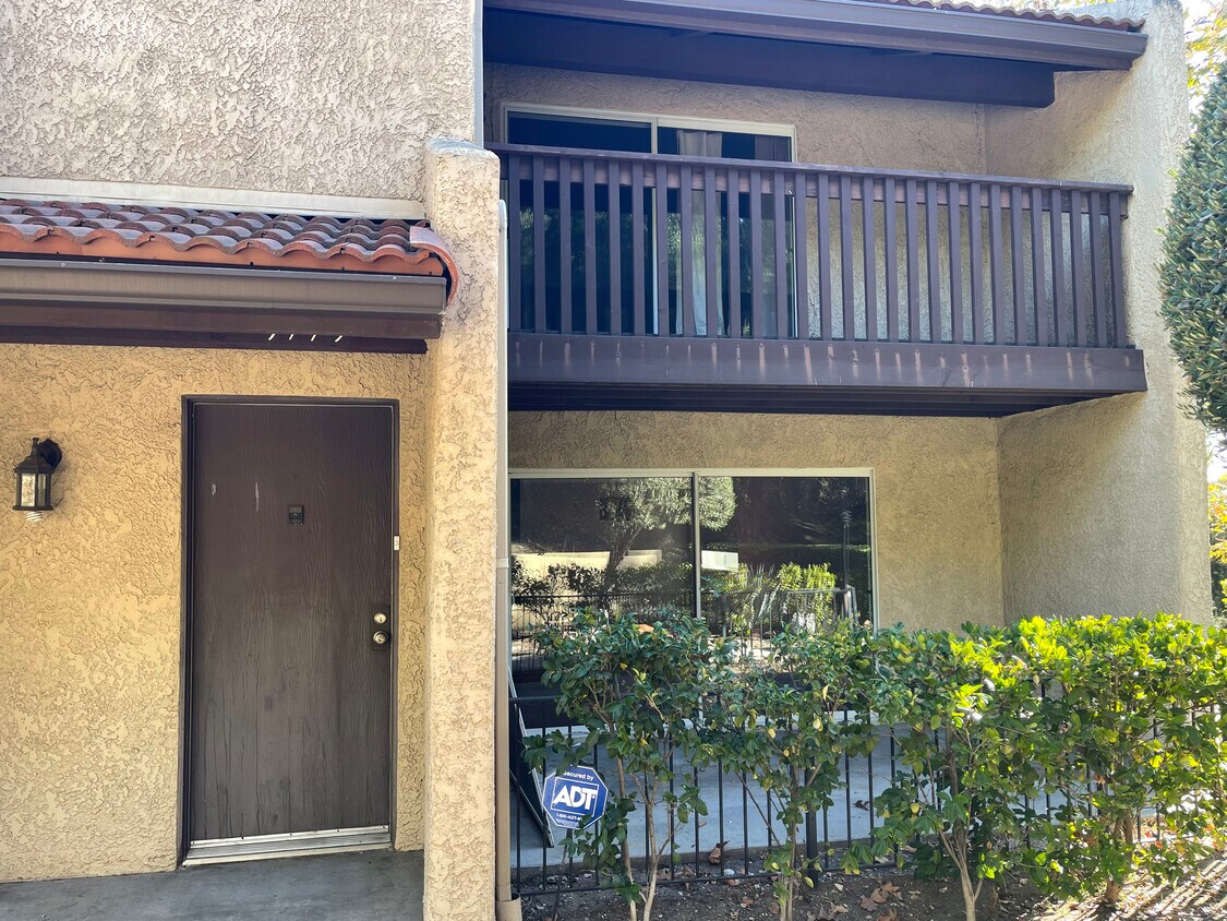 Corner Townhouse with Patio - 9779 Via Roma