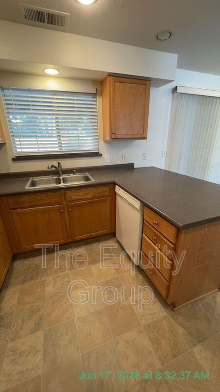 Building Photo - 1827 E Cambridge Ct