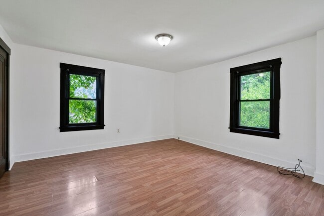 Foto del edificio - 3 bed 1 bathroom - central air, outdoor sp...