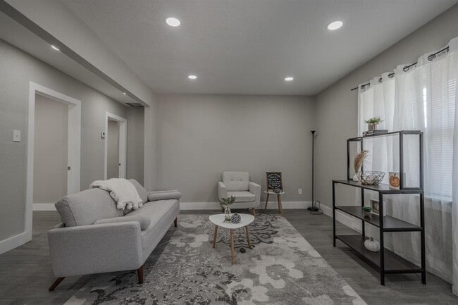 Foto del edificio - 2127 Strawberry Rd