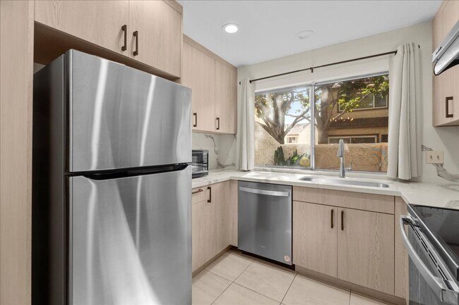 Foto del edificio - Spacious Tri-Level Townhome with Private G...