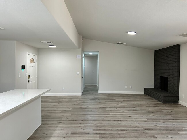 Foto del edificio - Please Contact Vaughn Realty to set up an ...