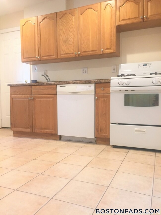 Building Photo - 20 Magoun St