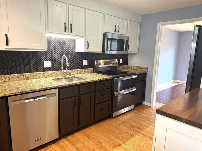 Foto del edificio - 49 Brickett Hill Cir