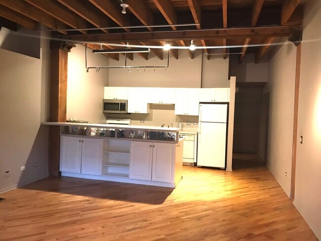 Open kitchen tons of cabinets! - 2021 W Willow St