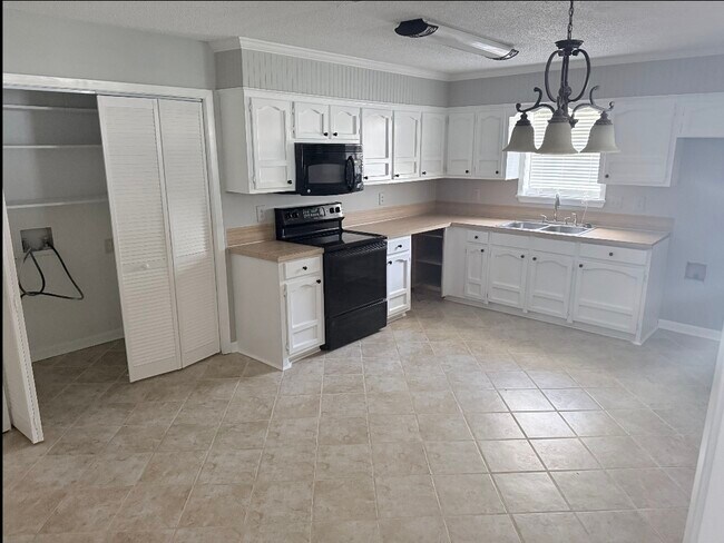 Foto del edificio - 107 Crystal Dr