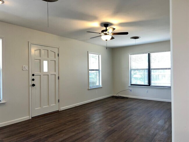 Foto del edificio - 404 Ranch Rd