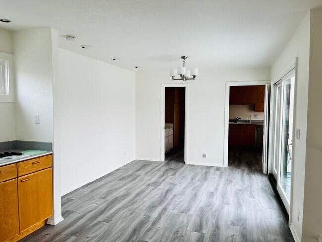 Building Photo - 638 3rd St