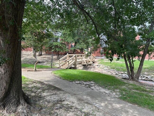 Foto del edificio - College Station - 2 bedroom / 2.5 bath Condo - 2 story with covered parking - Pool in your front ...