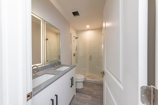 Building Photo - 3129 S Lituanica Ave