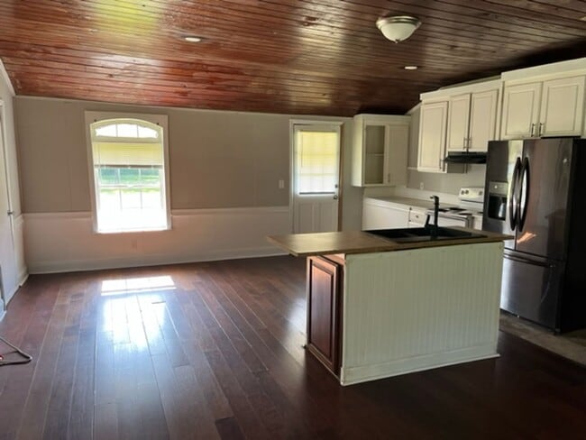 Building Photo - Spacious 4 bedroom/2 bathroom home
