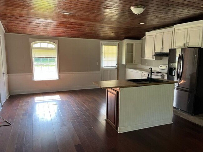Foto del edificio - Spacious 4 bedroom/2 bathroom home