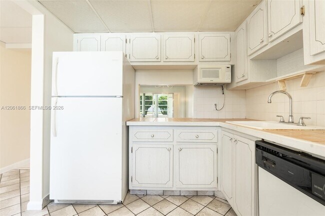 Foto del edificio - 7877 Golf Cir Dr
