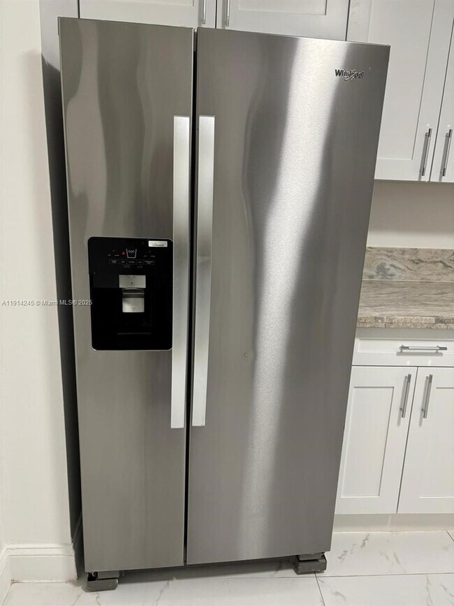 Foto del edificio - 18151 NE 31st Ct