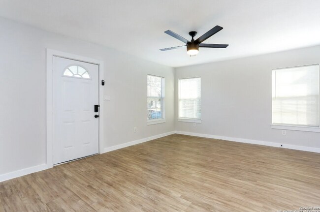 Foto del edificio - Renovated 3-Bedroom Home in Edison