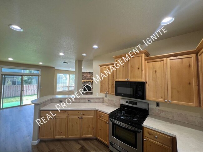 Building Photo - 4 Bedroom Redmond Home
