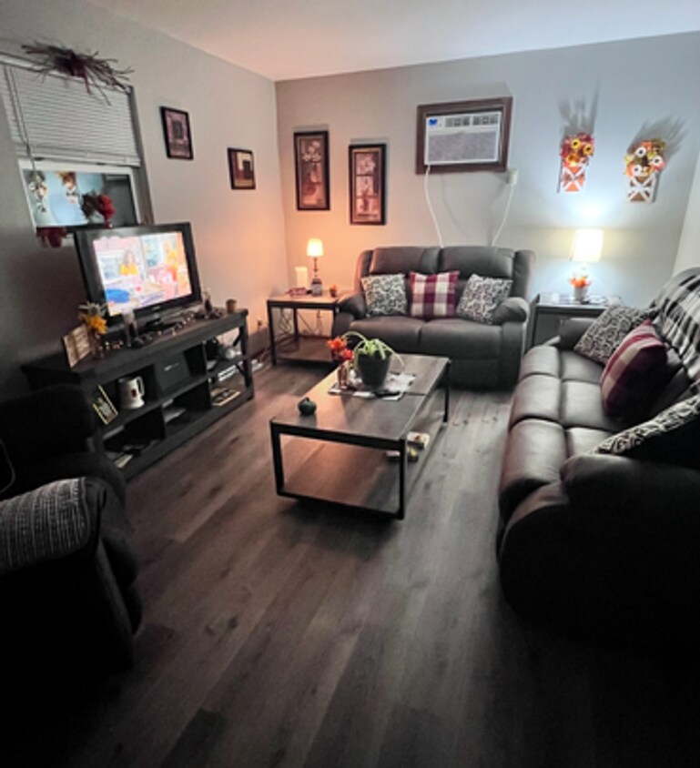 Foto del edificio - 1 bedroom duplex $650 rent, $400 deposit