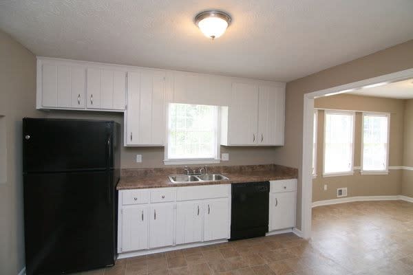 Building Photo - 595 Rivercrest Dr