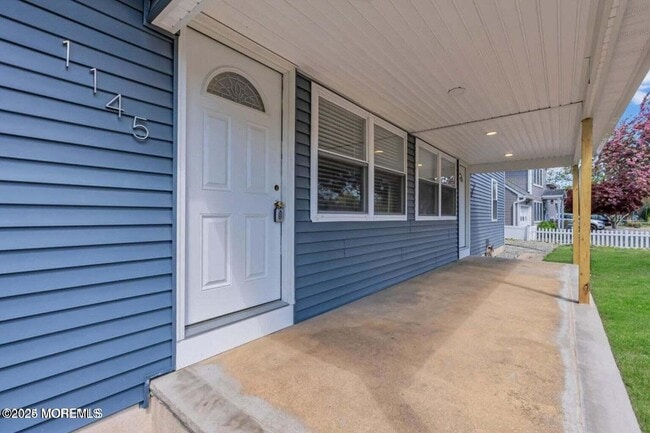Building Photo - 1145 Roe Ave