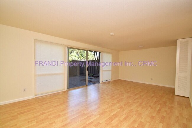 Foto del edificio - 116 Surrey Ln