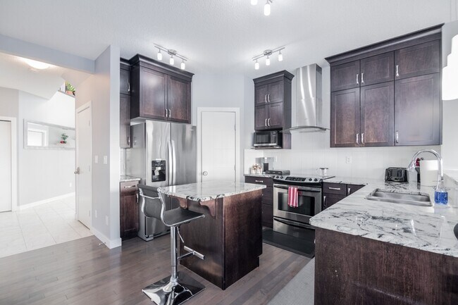 Photo du bâtiment - 8393 Ellis Cres NW