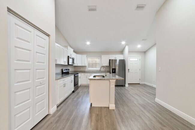 Building Photo - 9093 N Peachtree Way