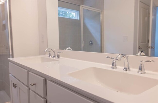 Foto del edificio - 2000 Rosemary Park Ln