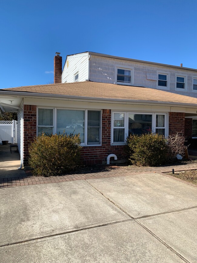 Foto del edificio - 874 Seamans Neck Rd