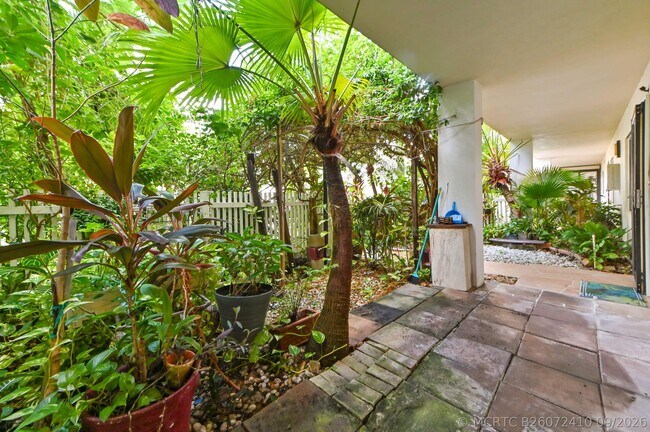 Foto del edificio - 7260 Kinghurst Dr