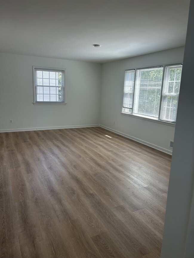 Expansive living space with hardwood floors and lots of natural light - 716 N Jackson St