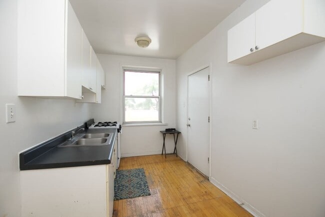 Building Photo - 3038 W Wellington Ave