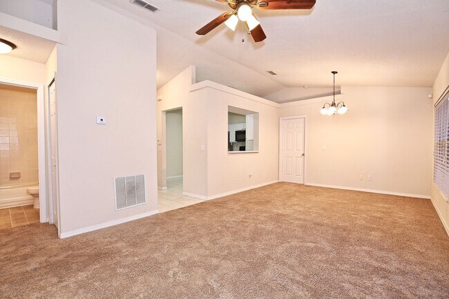 Foto del edificio - Spacious 3/2 Home with a 2 Car Garage Located in Lake Crescent Pines - Clermont