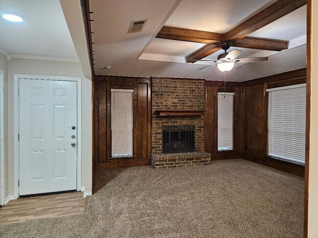 Foto del edificio - Three bedroom and two bathroom nicely remo...