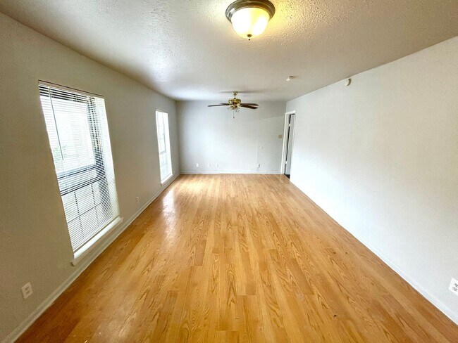 Foto del edificio - **APPLICATION RECEIVED** AVAILABLE NOW! Tw...