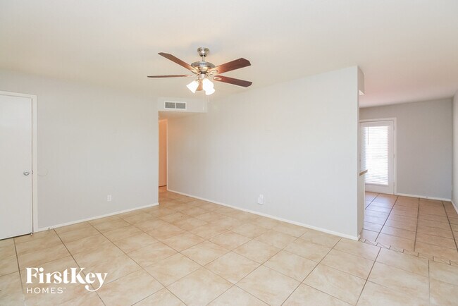 Foto del edificio - 665 N 94th Pl