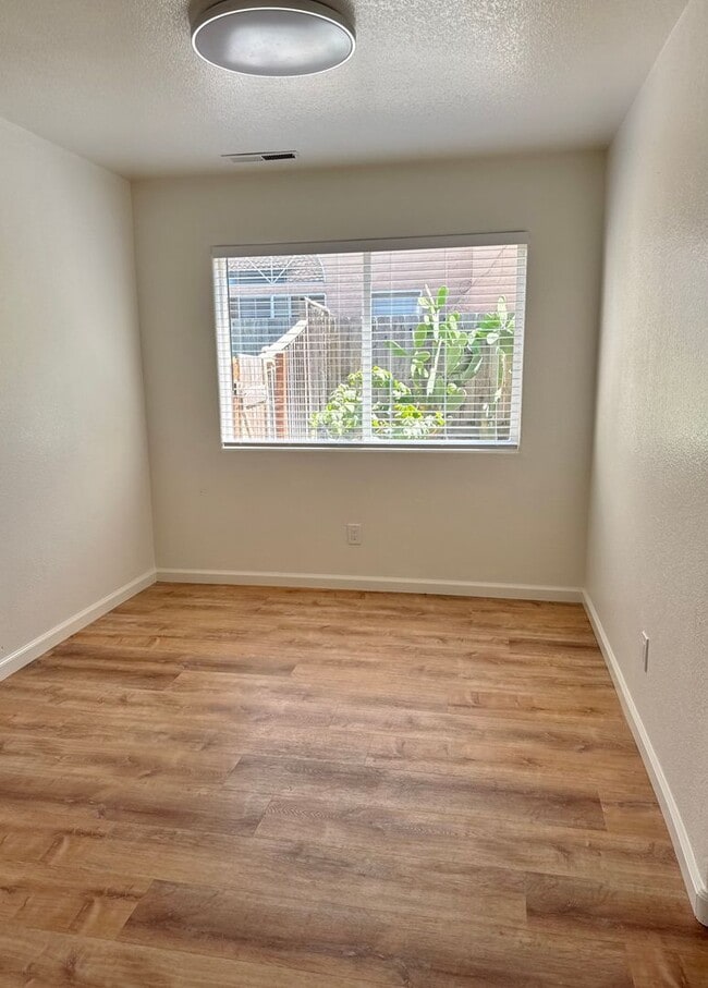 Building Photo - 520 Las Palmas Dr