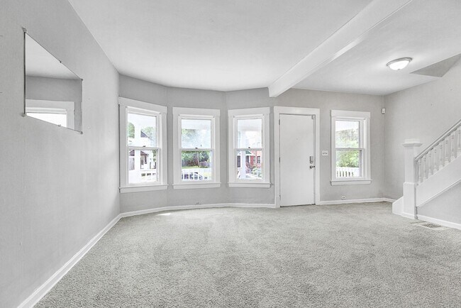 Foto del edificio - Charming 3-Bedroom Property in Prime Location