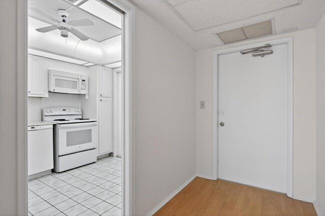 Building Photo - 2651 S Palm Aire Dr