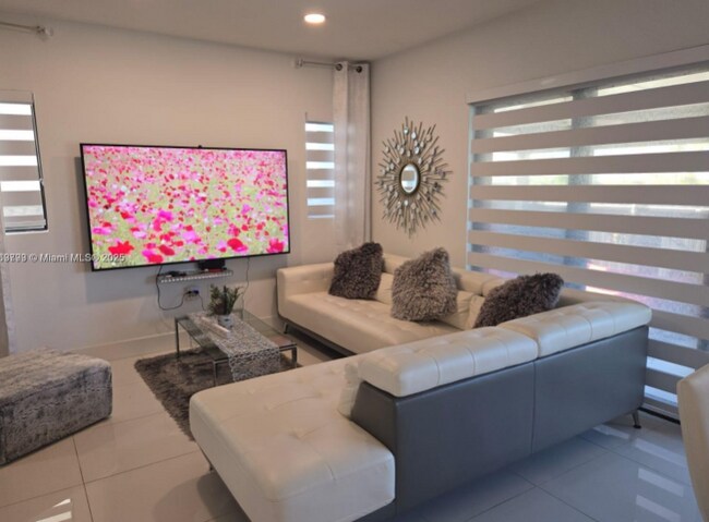 Building Photo - 249 NW 12th Ct