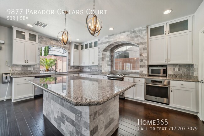 Foto del edificio - Luxurious 5 bed 5 bath Paradise in Las Veg...