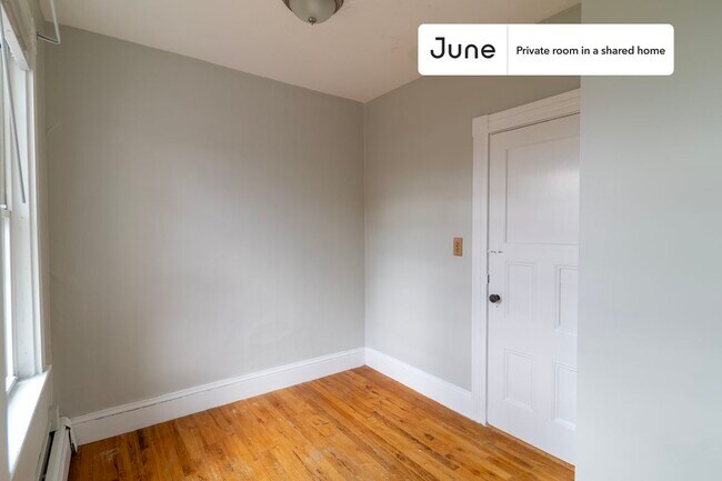 Building Photo - Room in Shared 4 bed/1 bath home