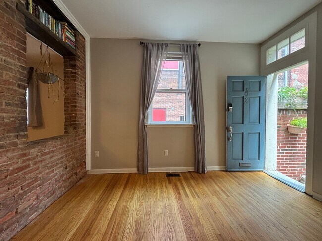 Building Photo - Gorgeous 2-Bedroom Townhome in Society Hil...