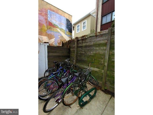 Building Photo - 411 S 11th St