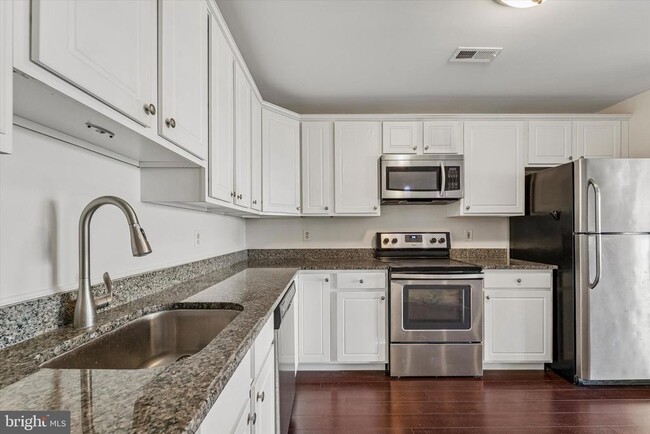 Building Photo - 5202 Drawbridge Ct