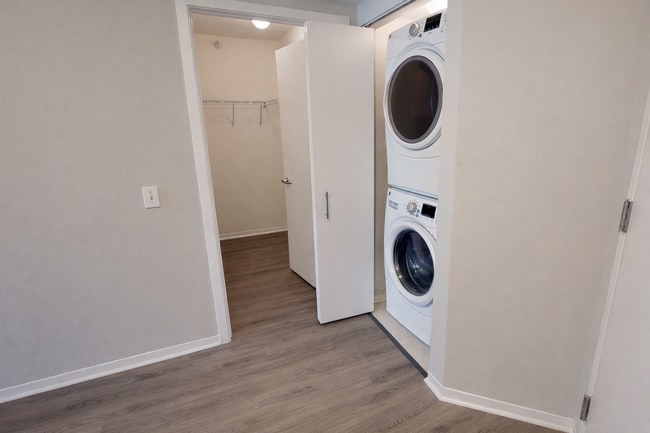 Building Photo - 601 N State St