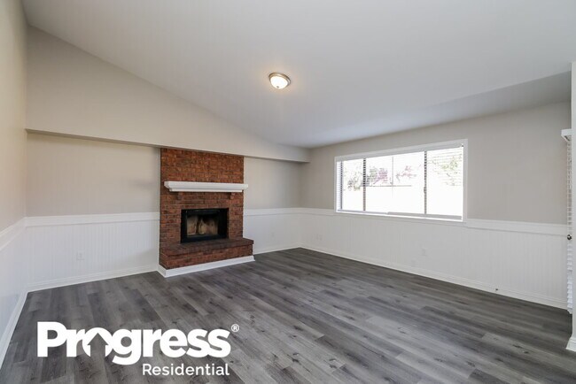 Building Photo - 440 E San Pedro Ave