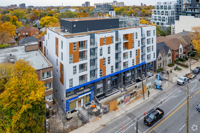 Building Photo - 1996-2000 Bathurst St